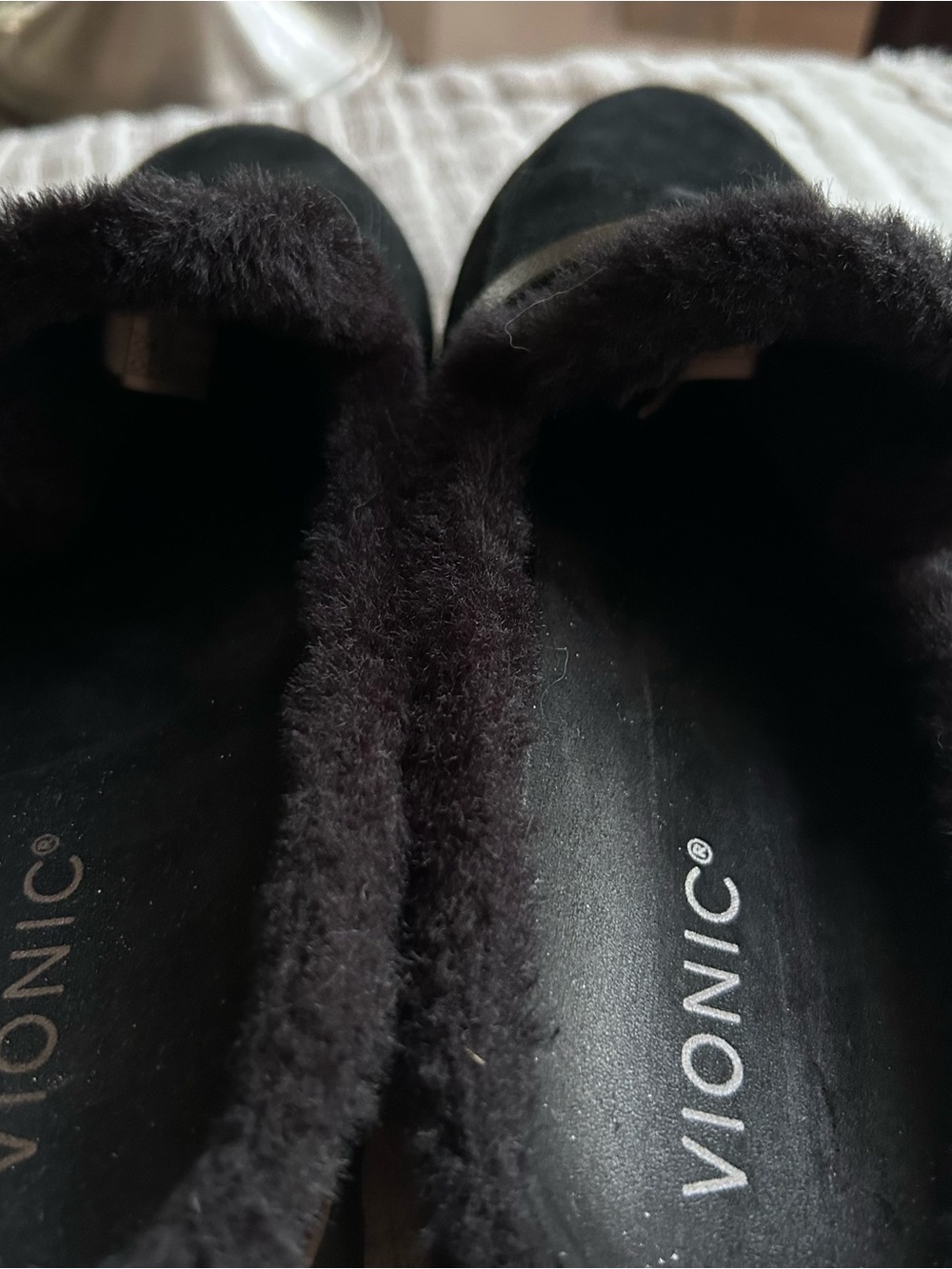 Vionic Kailen Black Suede Faux Fur Shearling Lug Sole Mule Clogs Women’s Size 10 - Picture 14 of 14